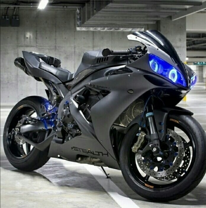 Yamaha_R1