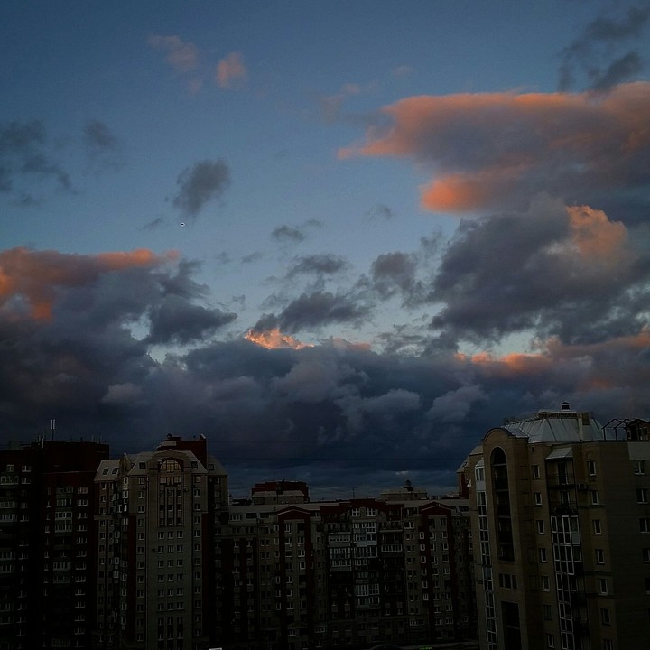 Розовые и синие облака.