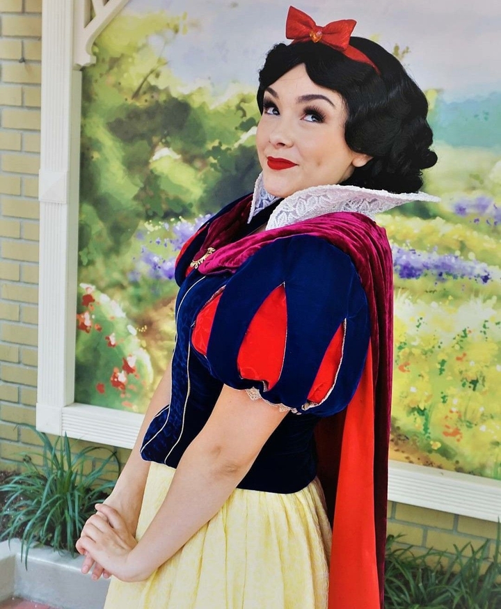 SNOW WHITE