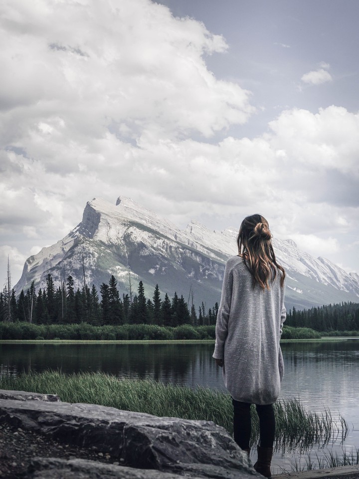 girl > mountains