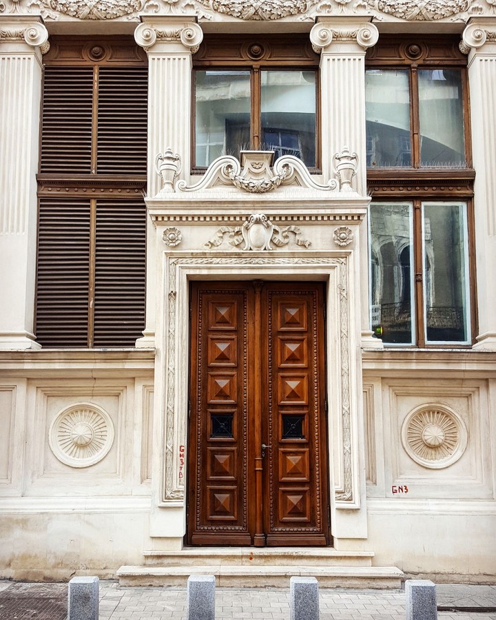 Atheneum door
