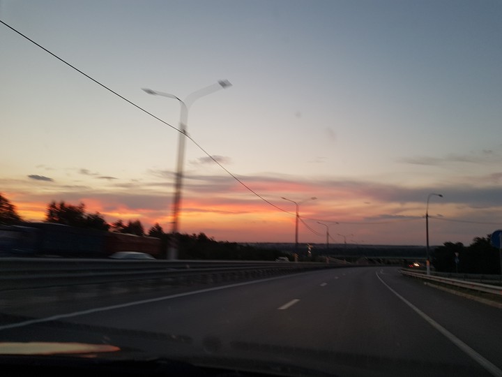 закат в дороге