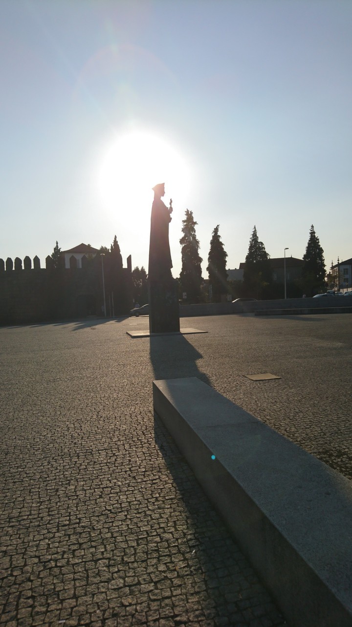 statue