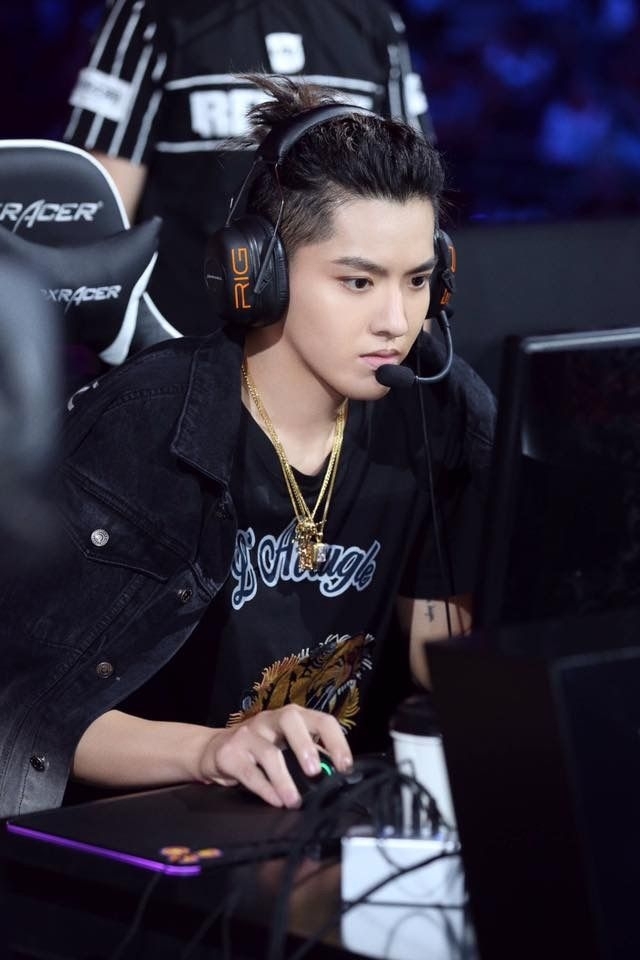He look like anime characters ♡♡♡♡♡