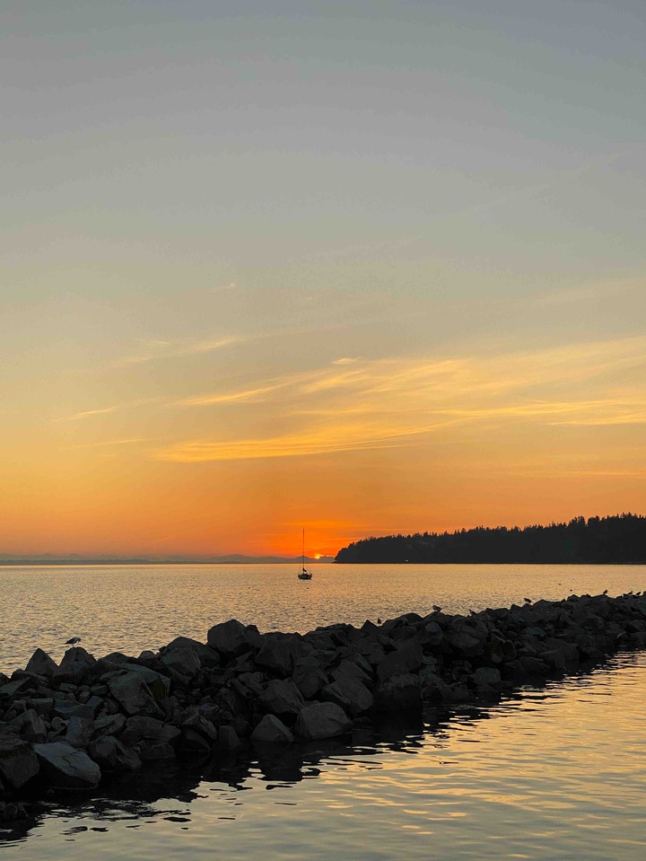 sunset in the shores of white rocks