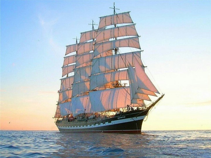 корабль в море и красивый рассвет