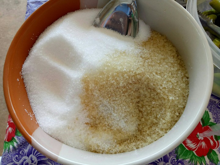 white and brown sugars