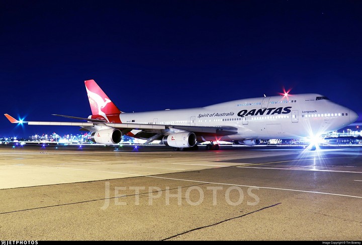 Qantas - Boeing 747 By Night
