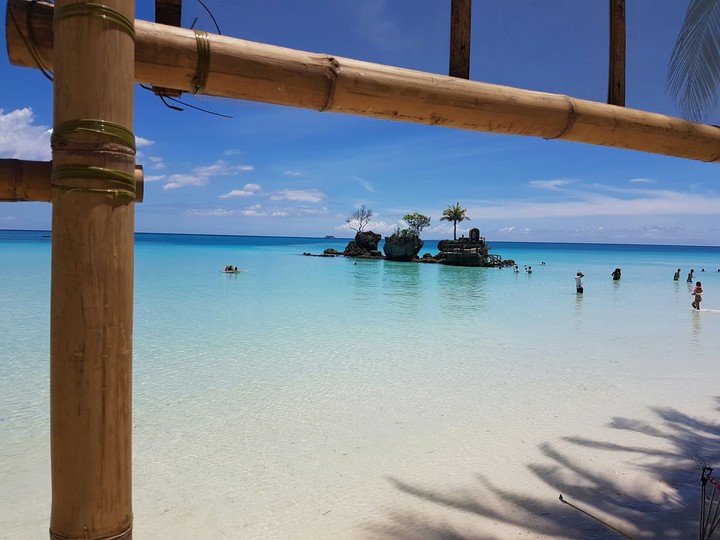 willis rock at low season in boracay