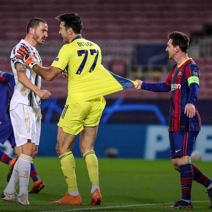 Messi grabs Buffon’s shirt