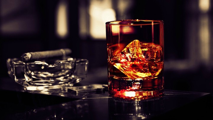 Party with cigar & drink