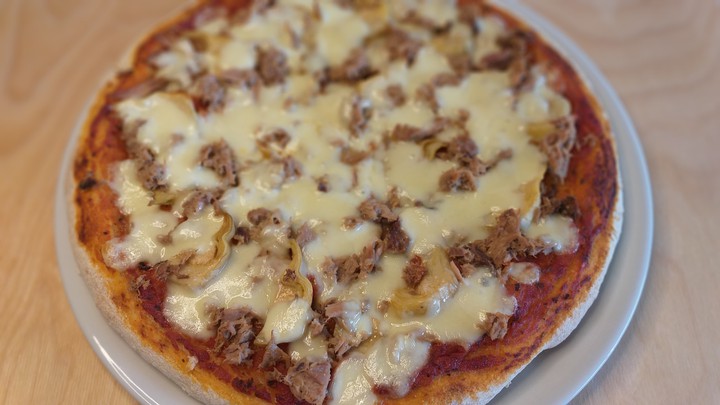 Pizza with tuna and artichokes