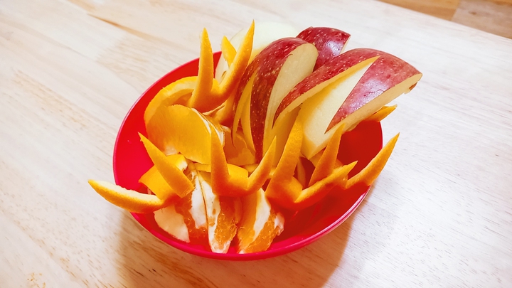 아빠가 깎아주신 사과와 오렌지 토끼모양