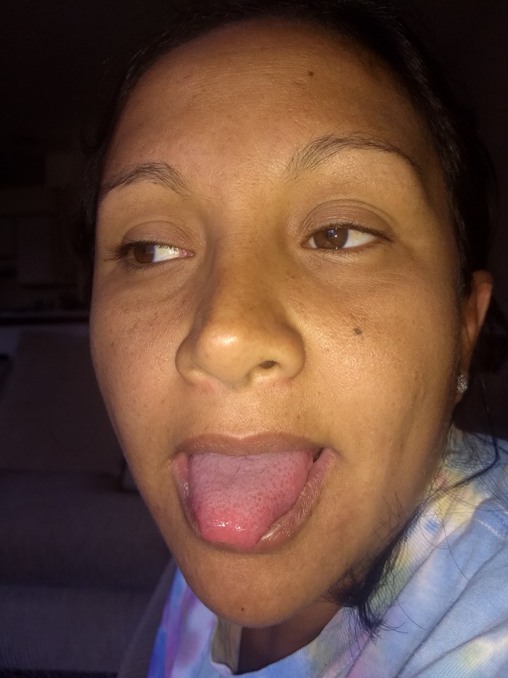 Diana sacando la lengua