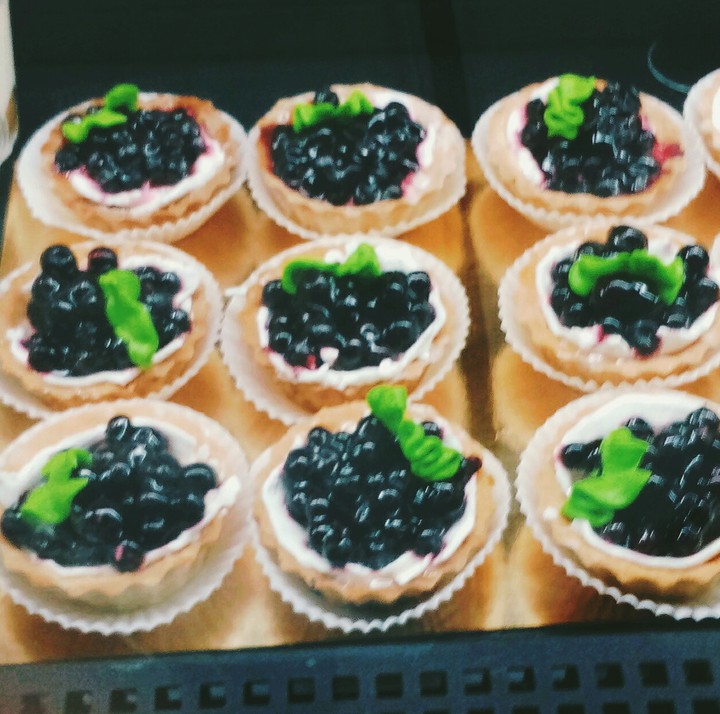 cake with blueberries