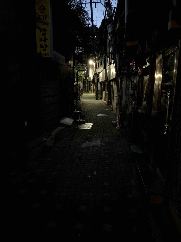Old back street in Seoul.
