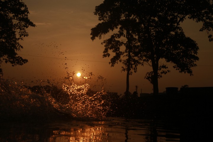 sunset water splashing