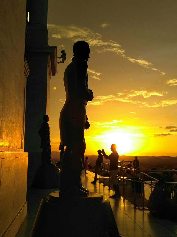 Atardecer en el monumento junto a la estatua