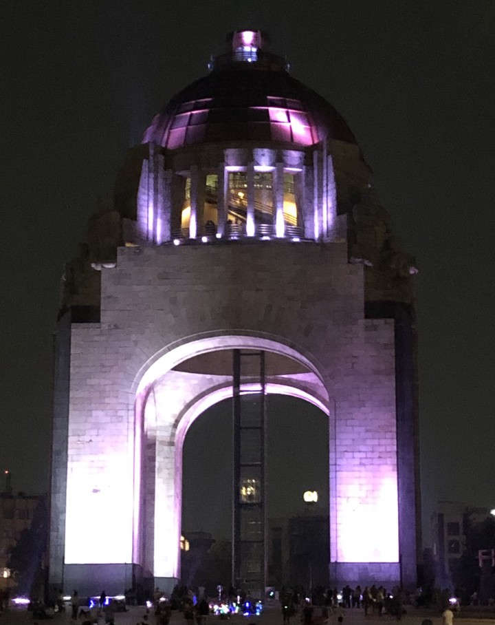 Monumento a la Revolución de noche