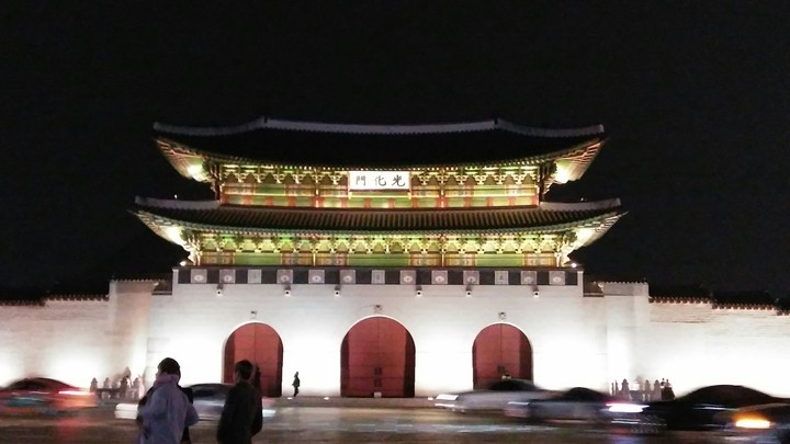 서울 경복궁  앞에서