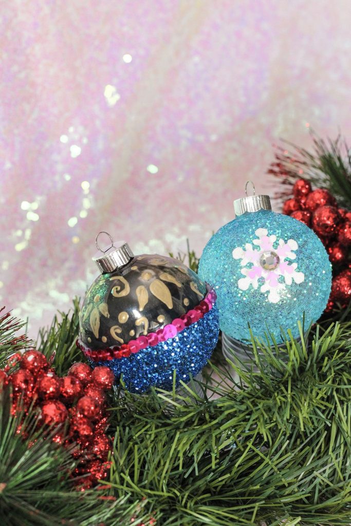 THE CHRISTMAS BALLS OF ELSA AND ANNA