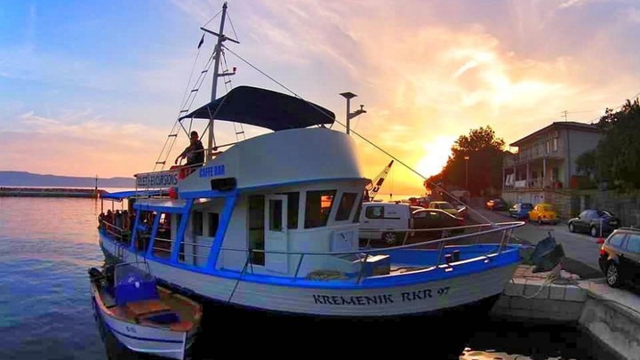 houseboat