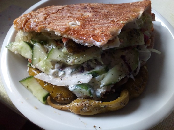 Döner fladenbrod mit Huhn kalb und zarten anderenfleich auf