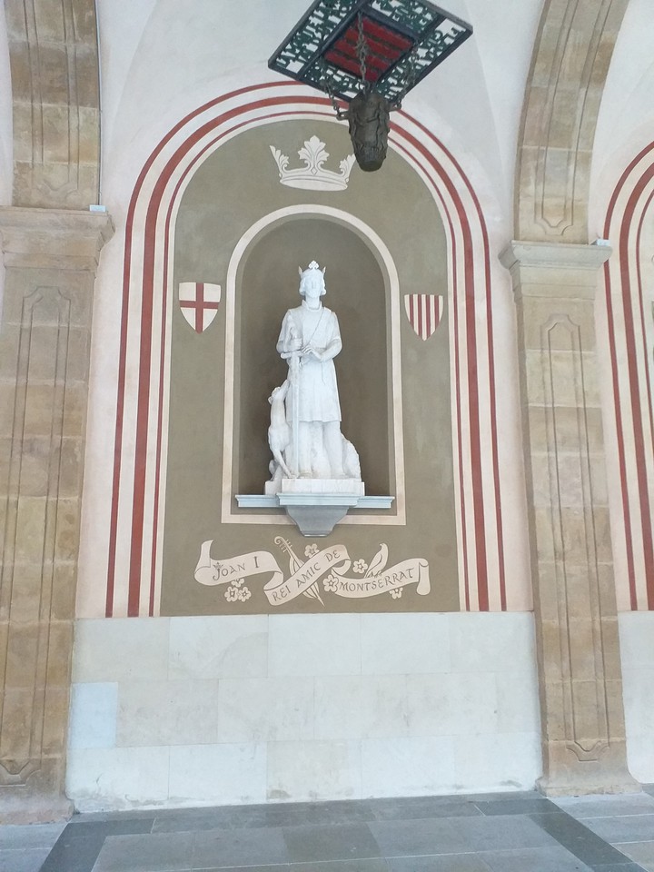 statue