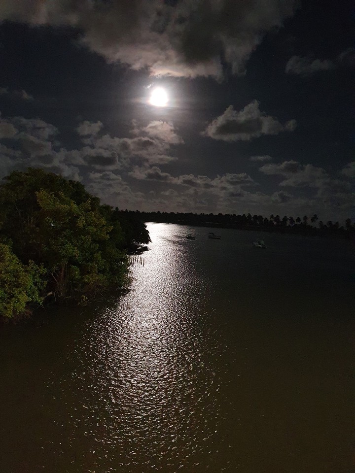 lua iluminando o rio
