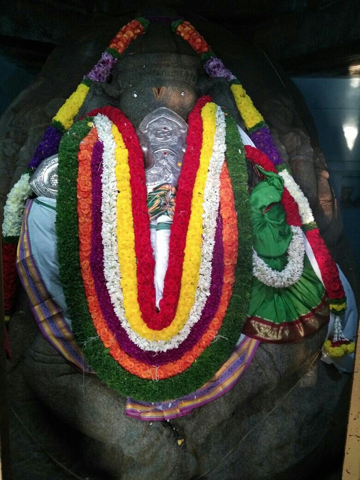 He is Dhasabhja Ganapathi.The God with 10 hands.
