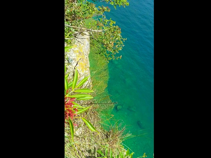 farbenfrohe Felsküste in Italien 3
