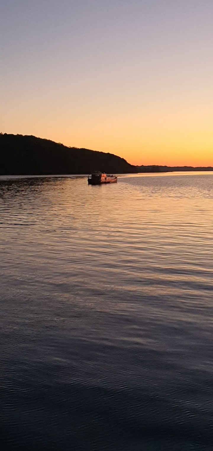 Fischerboot im Sonnenuntergang