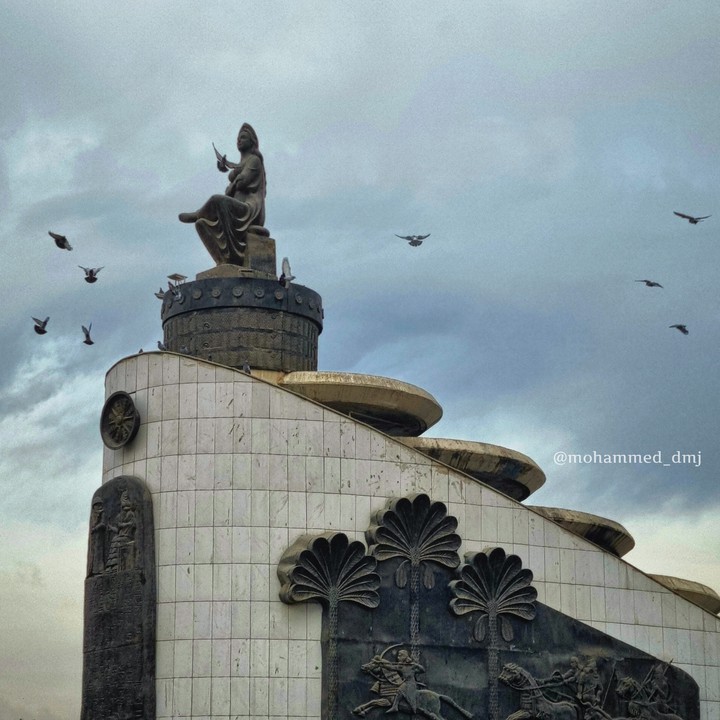 Baghdad statue with pigeons