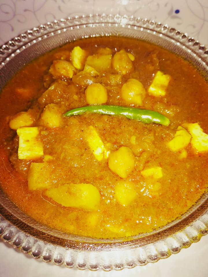 Chhole Paneer Masala (Chickpea & cottage cheese masala gravy