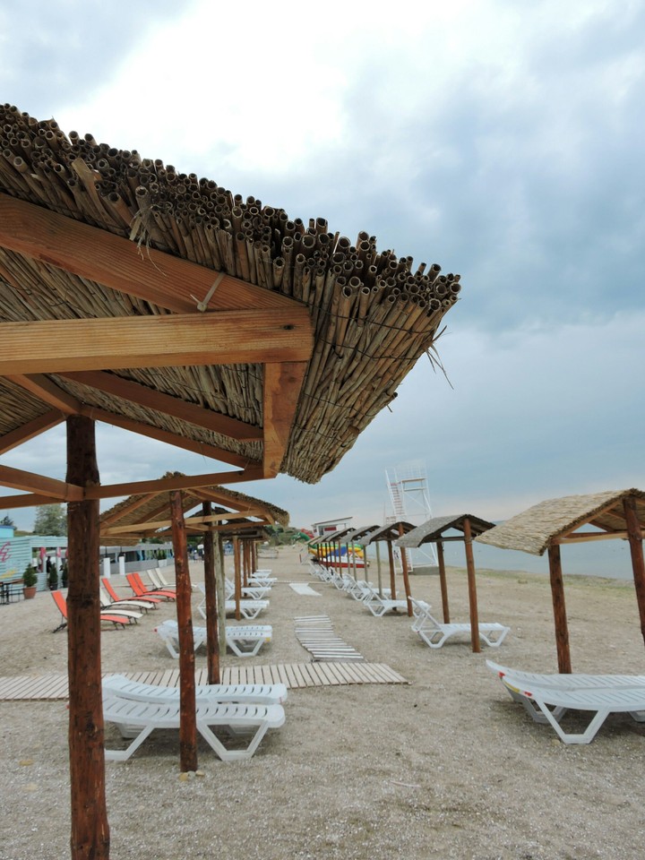 beach)