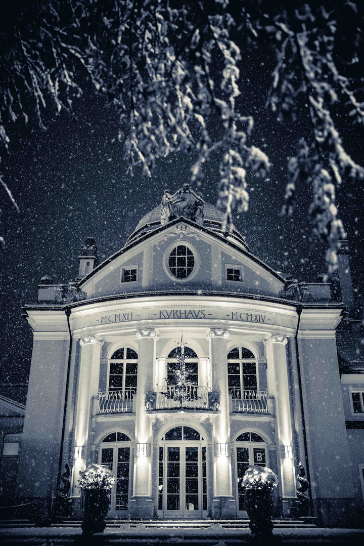 Dark/White