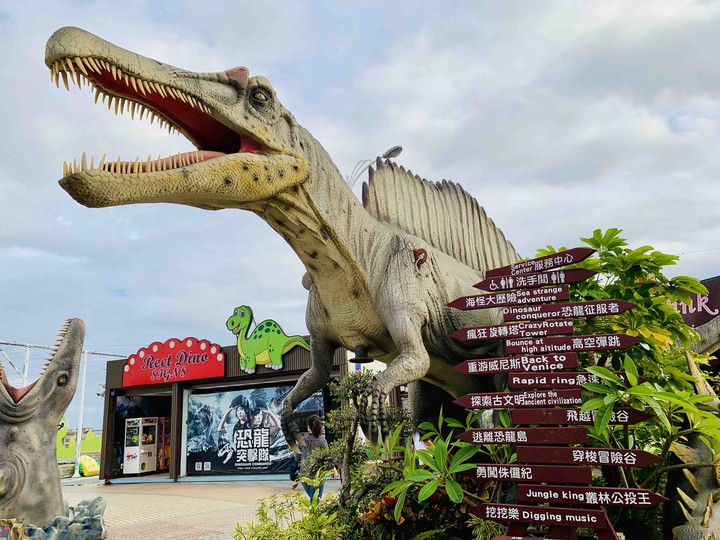 Spinosaurus on the roof of Dream Mall