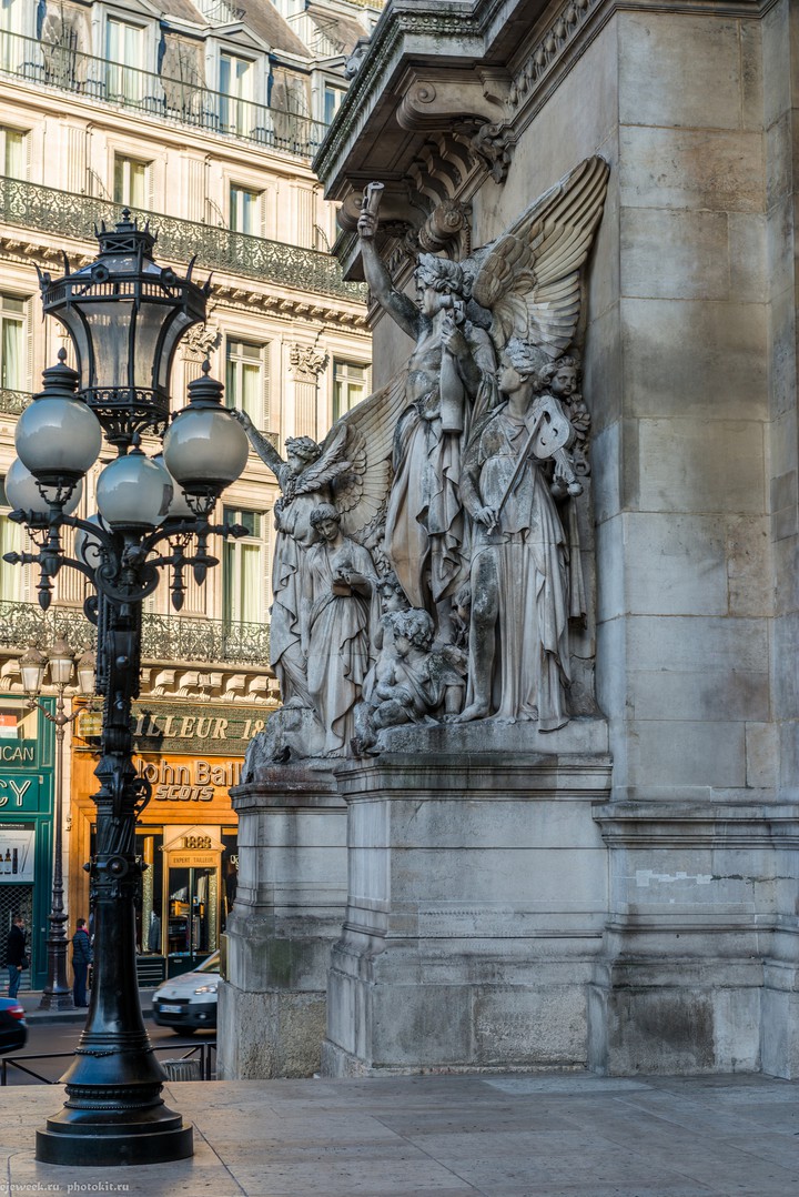 paris statue
