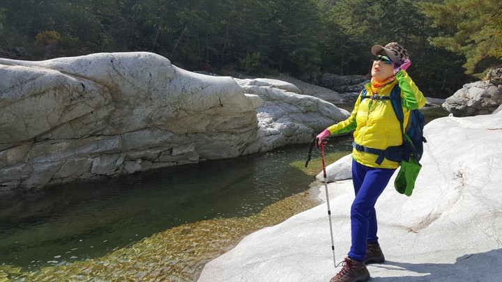 설악산 계곡에서 포즈