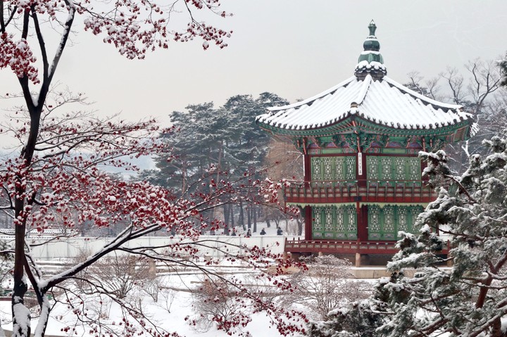 눈 내리는 경복궁 향원정