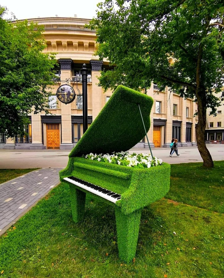 piano in leafs