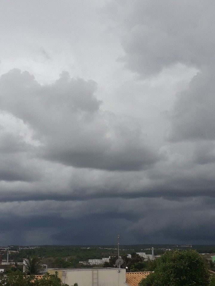 Da janela do meu apartamento,chuva no horizonte
