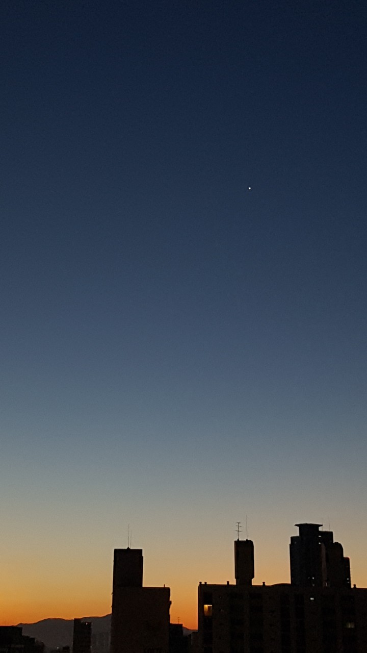 Dawn in seoul. looking at the venus.