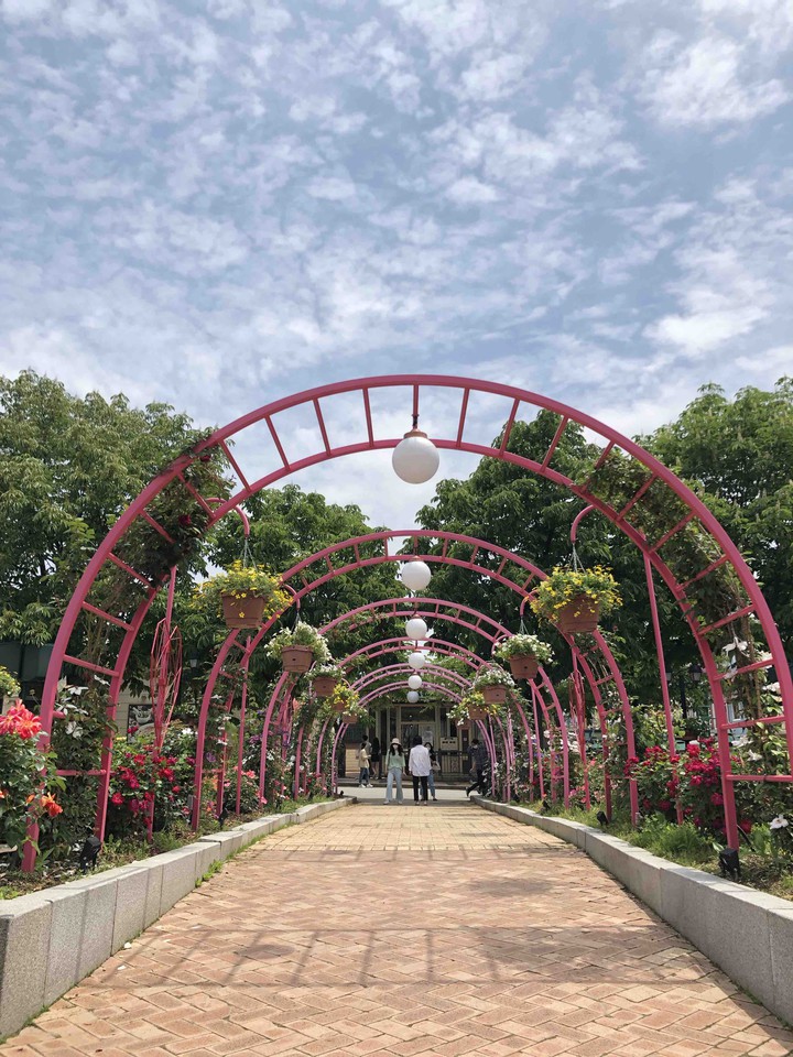 Flower gate