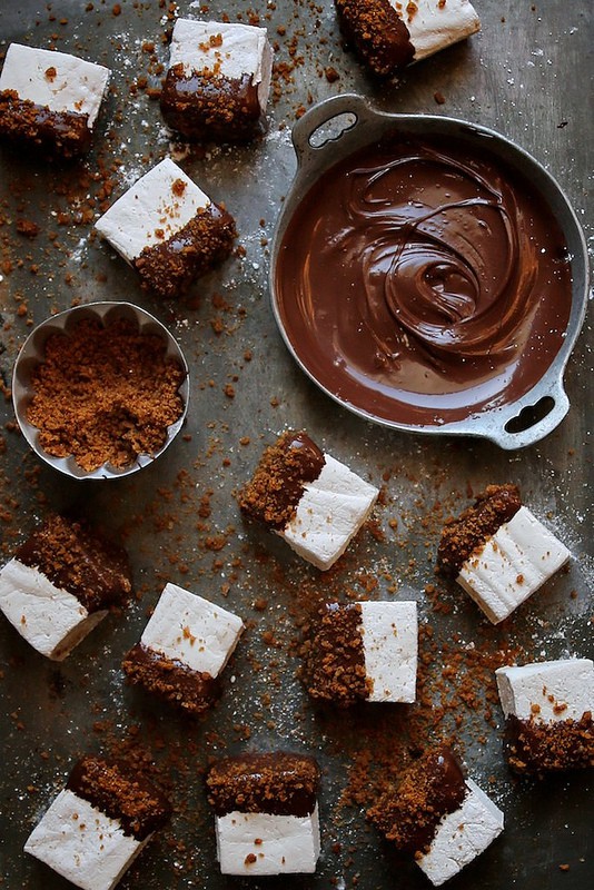 WHITE BROWNIES WITH CHOCOLATE
