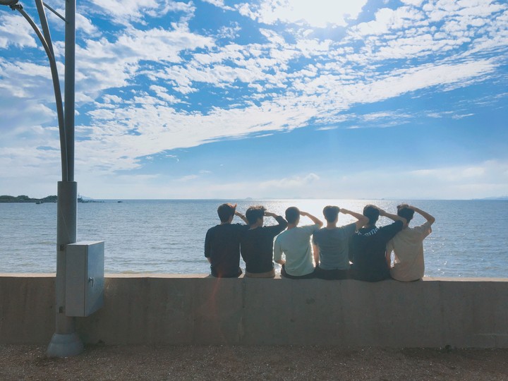 Friends looking at the same dream