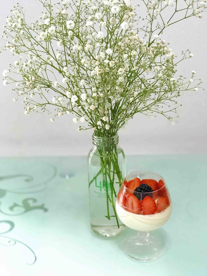 flower and panna cotta