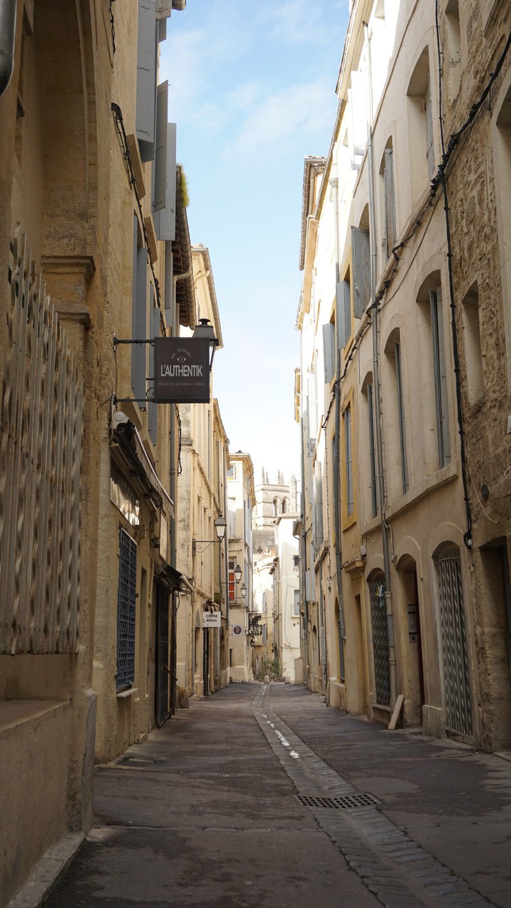 Montpellier, alleyway outside the city