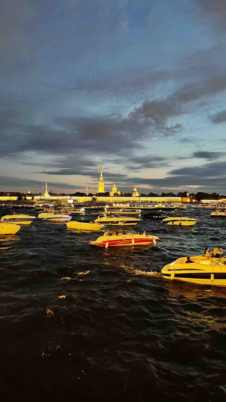 вода катер ночь