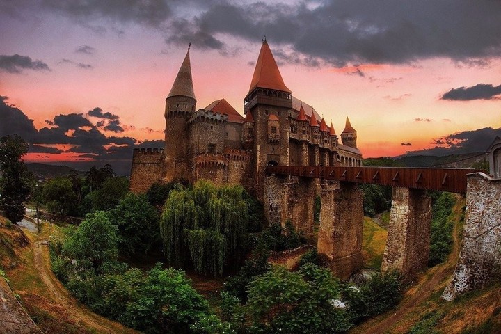 Замок Корвинов,Румыния